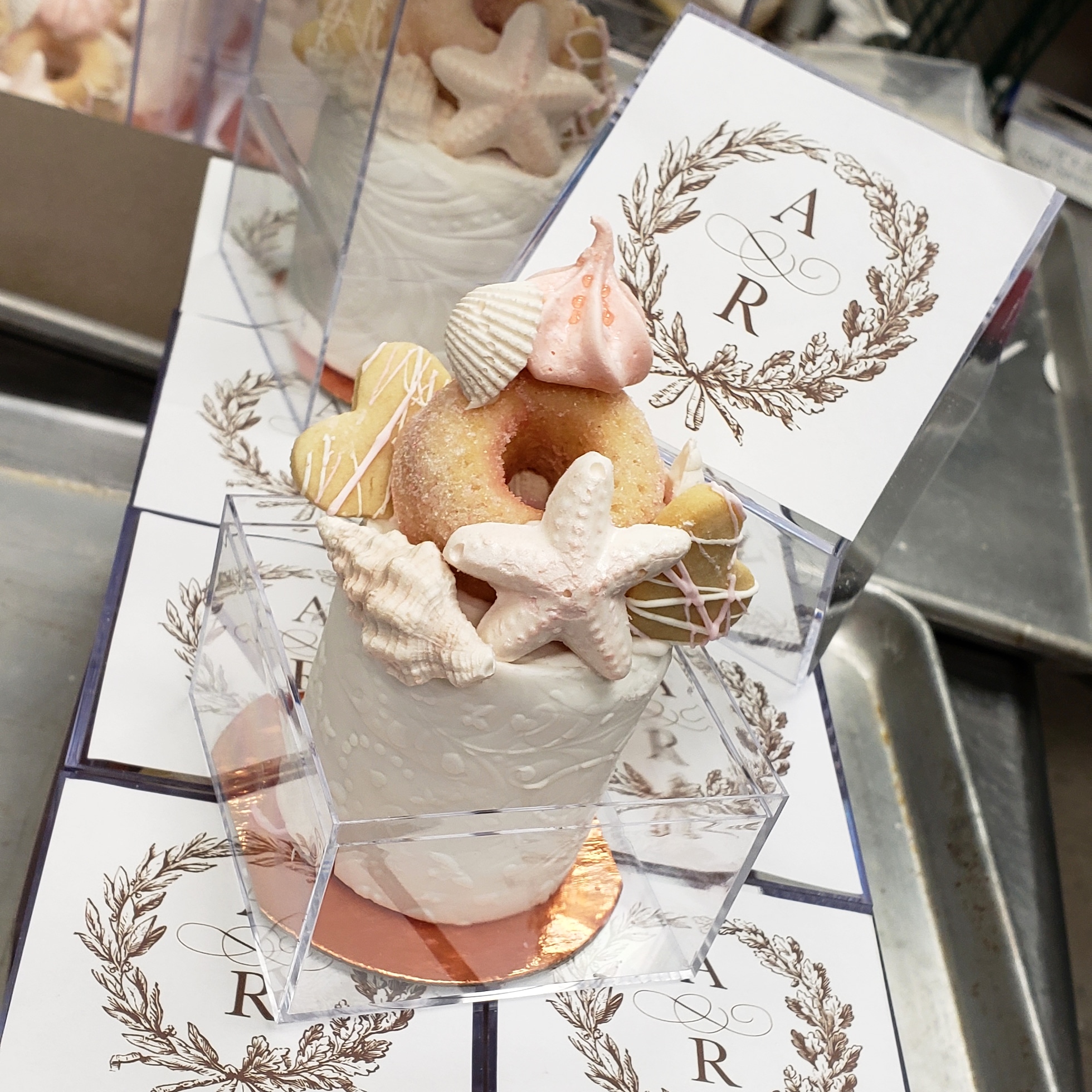 Mini cake wedding - mini bolo de casamento uma miniatura idêntica do bolo real dos noivos envolta em uma cúpula de acrílico oferecida como lembrancinhas de casamentos