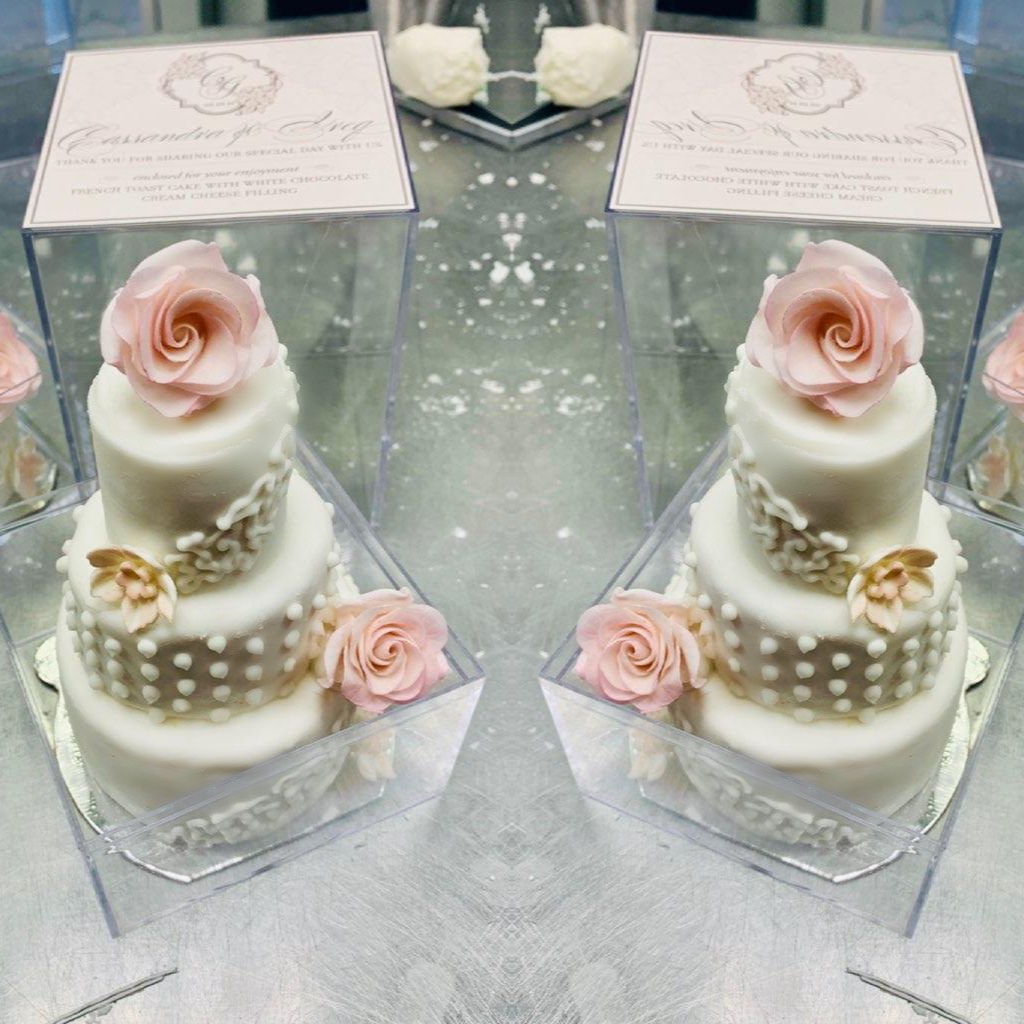 Mini cake wedding - mini bolo de casamento uma miniatura idêntica do bolo real dos noivos envolta em uma cúpula de acrílico oferecida como lembrancinhas de casamentos