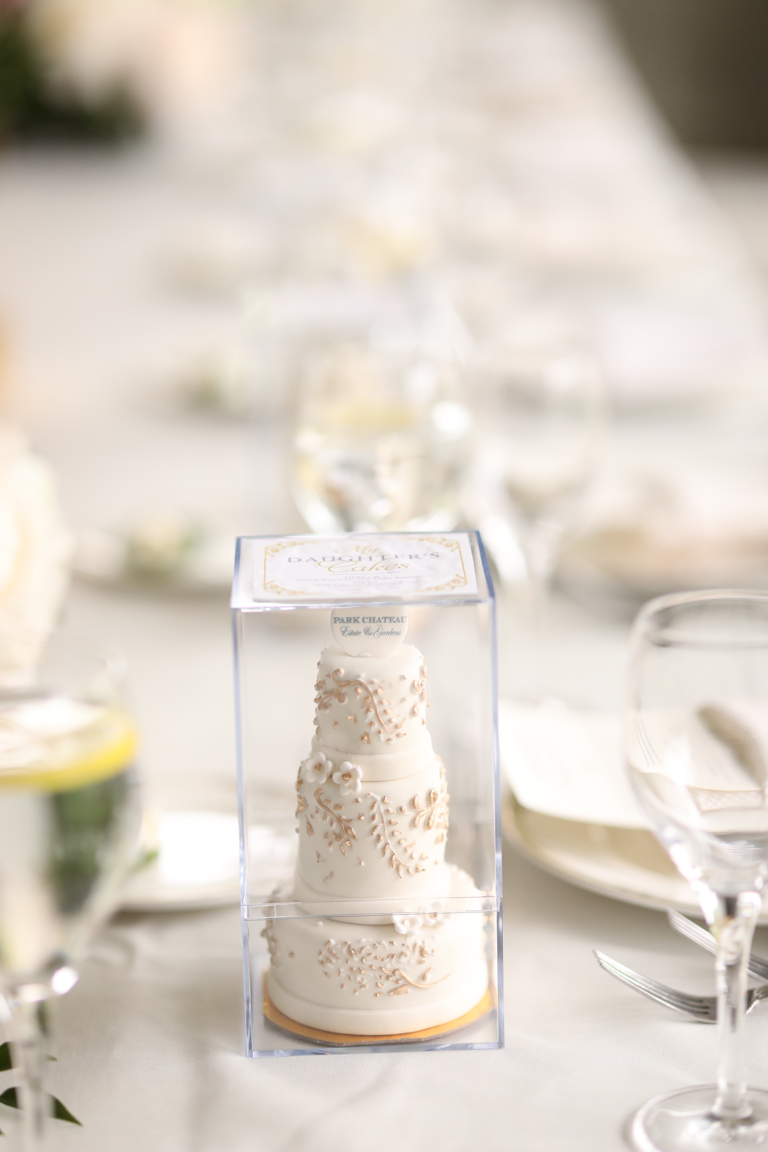 Mini cake wedding - mini bolo de casamento uma miniatura idêntica do bolo real dos noivos envolta em uma cúpula de acrílico oferecida como lembrancinhas de casamentos