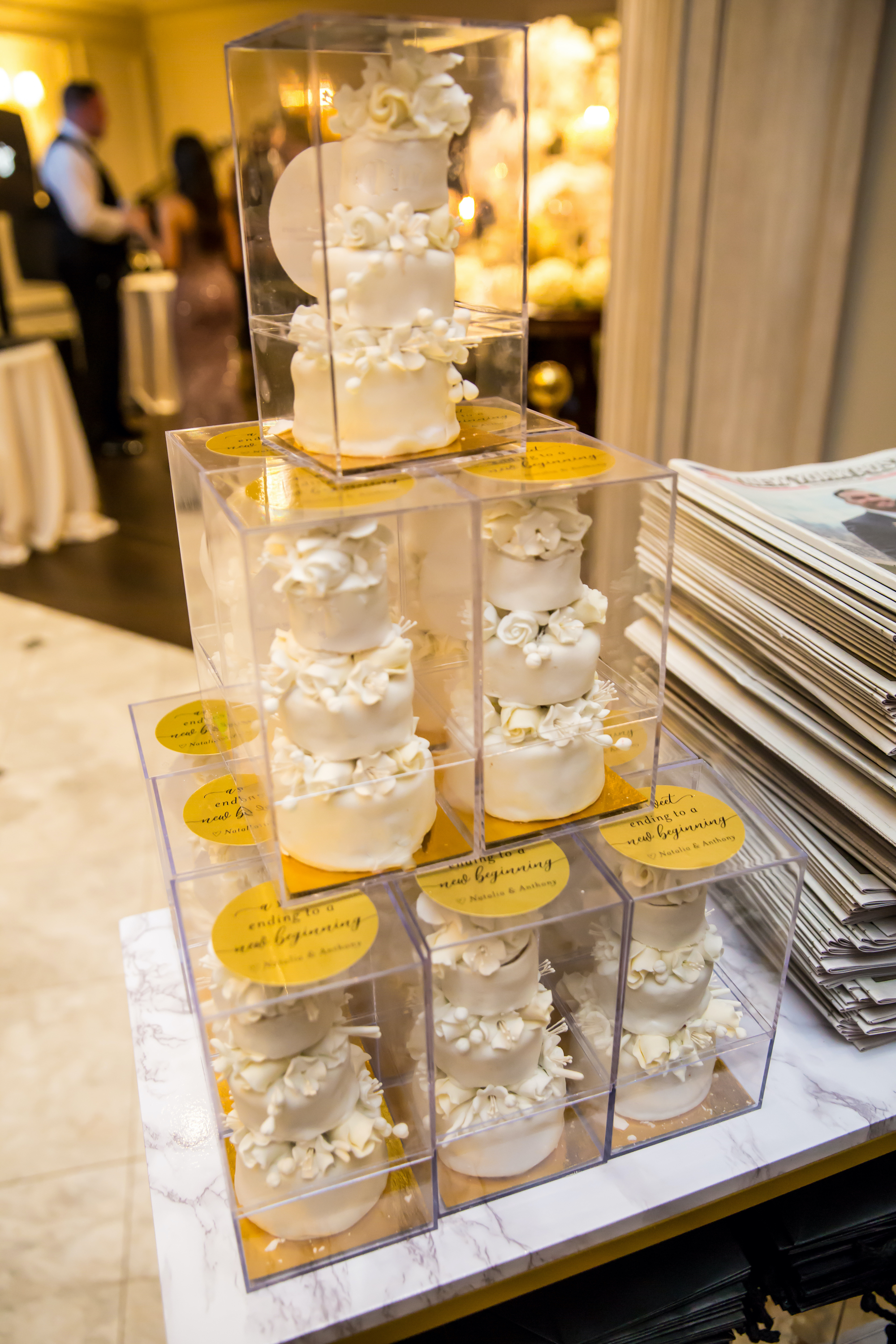 Mini cake wedding - mini bolo de casamento uma miniatura idêntica do bolo real dos noivos envolta em uma cúpula de acrílico oferecida como lembrancinhas de casamentos