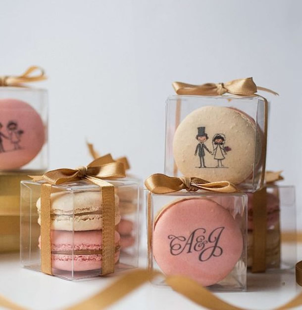Mini caixa de acrílico com macarons personalizados com a marca dos noivos como lembrancinhas de casamentos