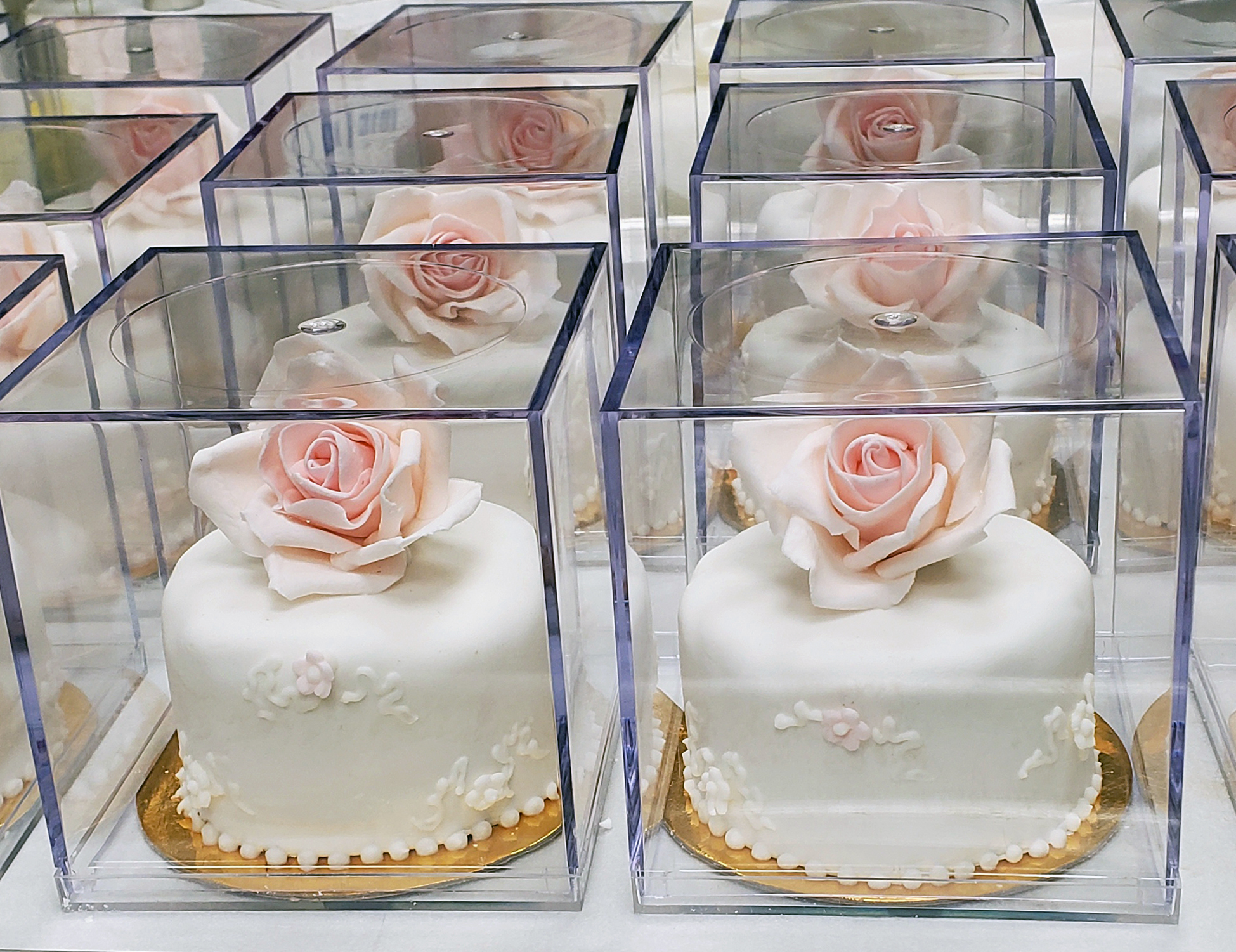Mini cake wedding - mini bolo de casamento uma miniatura idêntica do bolo real dos noivos envolta em uma cúpula de acrílico oferecida como lembrancinhas de casamentos
